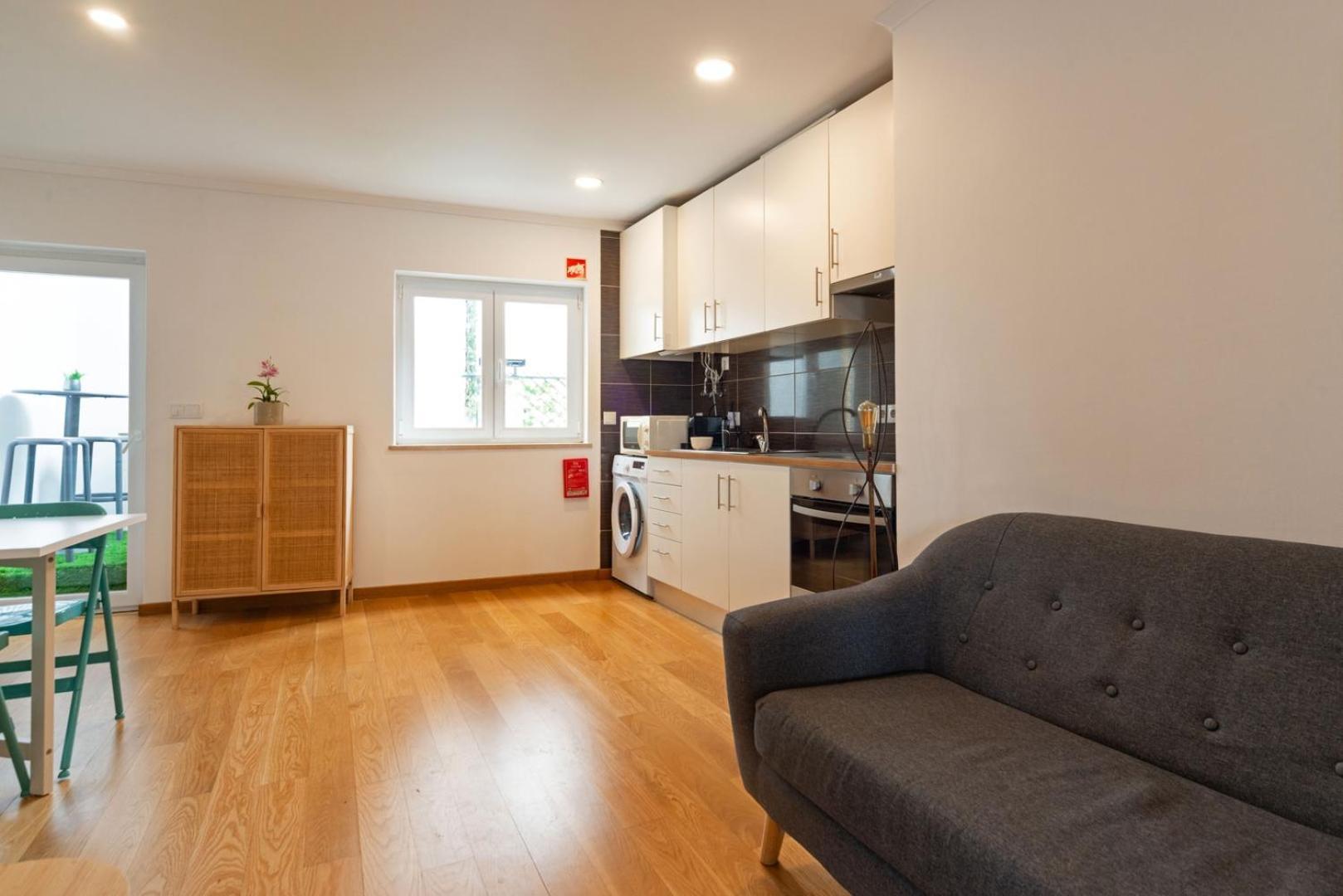 2-Bed Apt With Cozy Private Terrace At Intendente * Lisboa